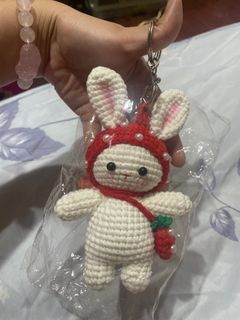 全新草莓兔🍓編織娃娃鑰匙圈