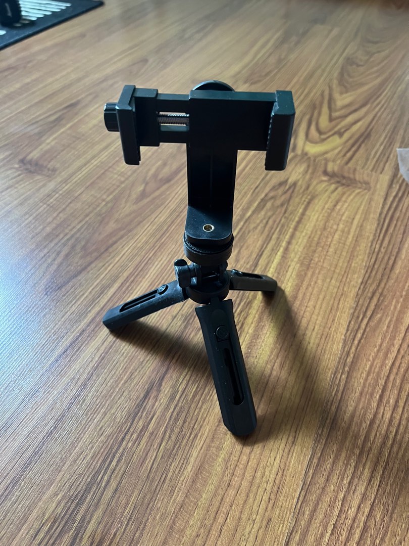 Adjustable mobile phone tripod on Carousell