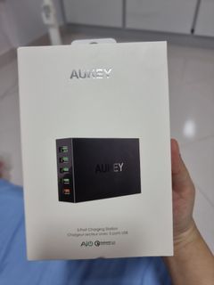 AUKEY 5-Port Charging Station