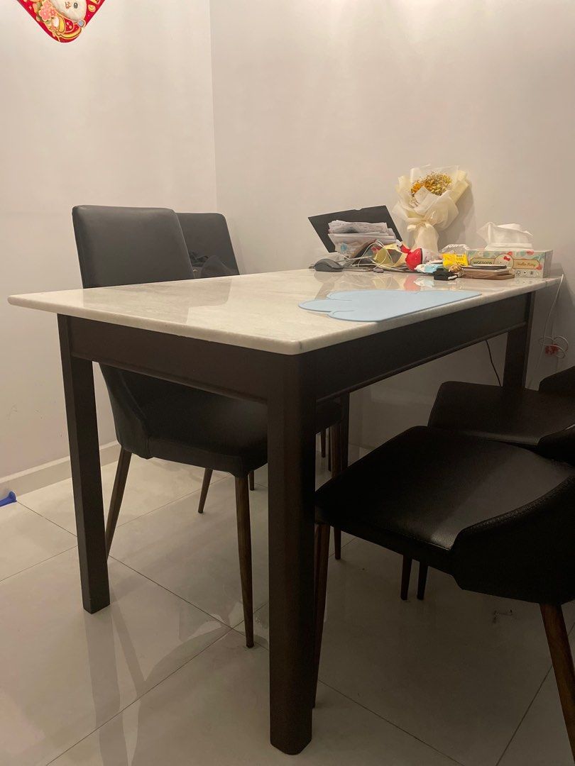 Authentic marble table set (Category: Tables & Sets) located in Singapore. Submitted by clayfish (Listing ID 1231927749, Image 1). Description: .