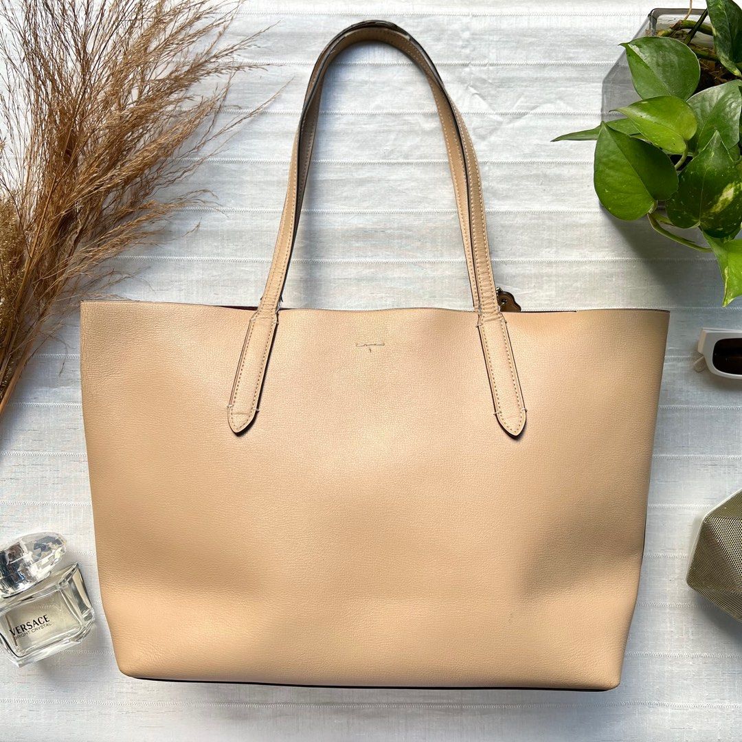 Coach Avenue Leather Tote Beechwood (Medium) (Category: Luxury Bags & Wallets) located in Floridablanca. Submitted by lj_domasian (Listing ID 1231947407, Image 3). Description: Original! Coach Avenue Leather Tote Beechwood (Medium) ₱2,700 Inclusion/s: None 𝑪𝒐𝒏𝒅𝒊𝒕𝒊𝒐𝒏: 8/10 - good condition ~ 𝐂𝐨𝐧𝐝𝐢𝐭𝐢𝐨𝐧 𝐝𝐞𝐬𝐜𝐫𝐢𝐩𝐭𝐢𝐨𝐧👇🏼 𝗘𝘅𝘁𝗲𝗿𝗶𝗼𝗿: Color is so versatile with outfits; can be a beachbag, everyday bag, and such. Leathe