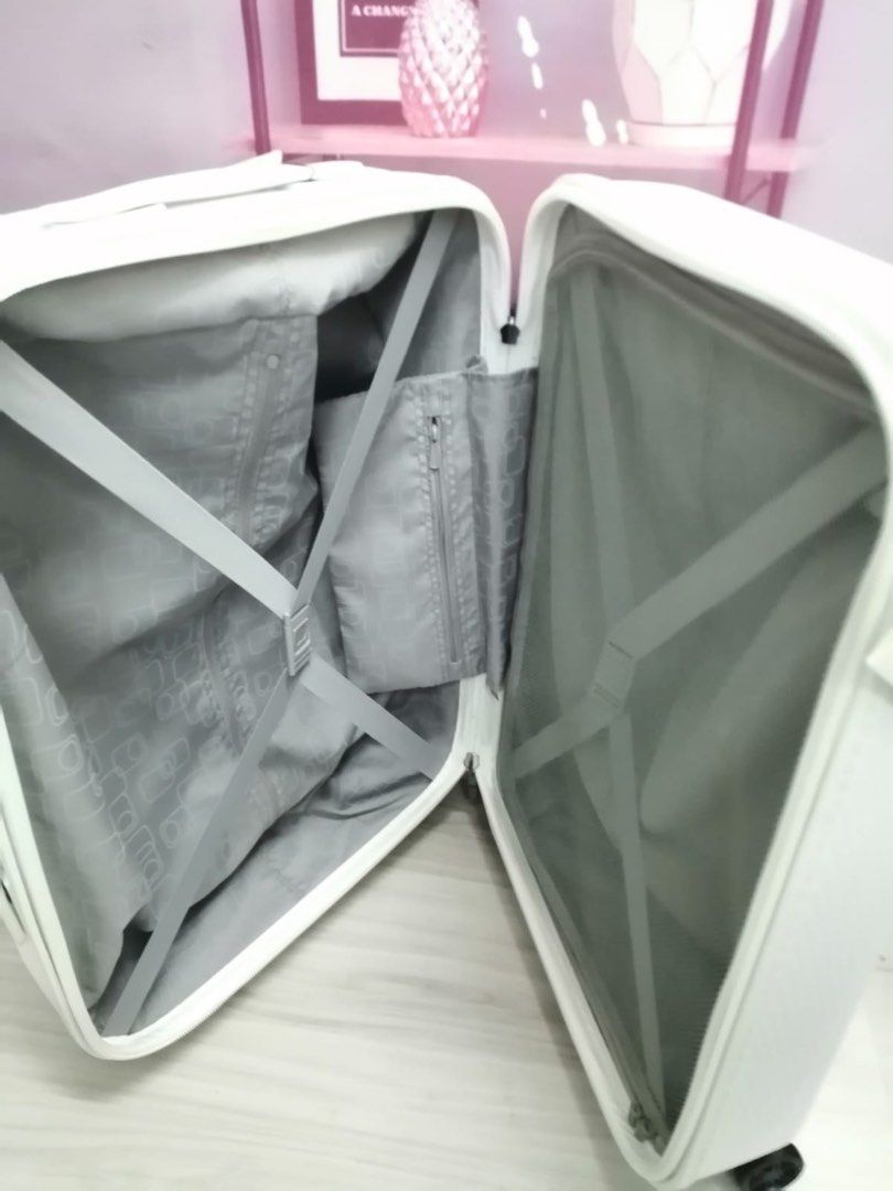 Delsey 24 inch white luggage 62 x 47 x 27cm, 興趣及遊戲, 旅行, 旅遊 旅行必需品及用品
