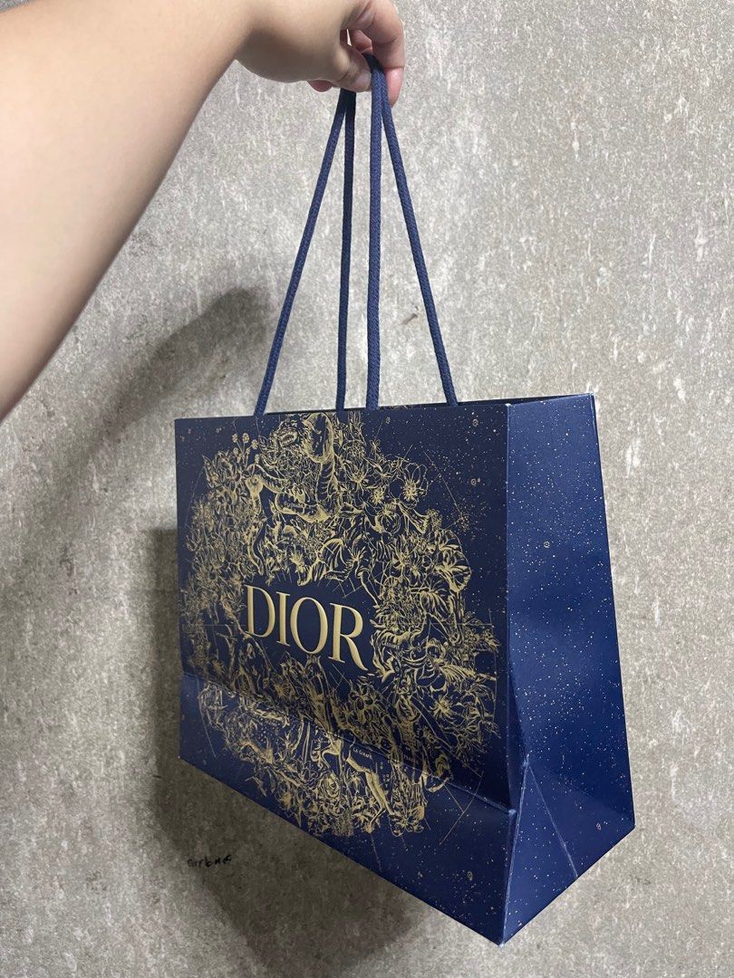 dior paper bag medium event 2022 (Category: Luxury Bags & Wallets) located in Makati City. Submitted by darlenesamson2 (Listing ID 1231917074, Image 2). Description: got this from my purchase in japan dior beauty. limited edition paper bag for 2022 holiday.