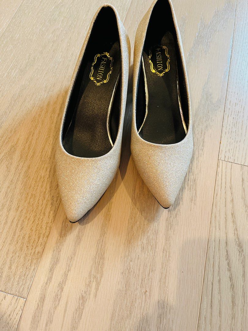 Dull gold shoes top