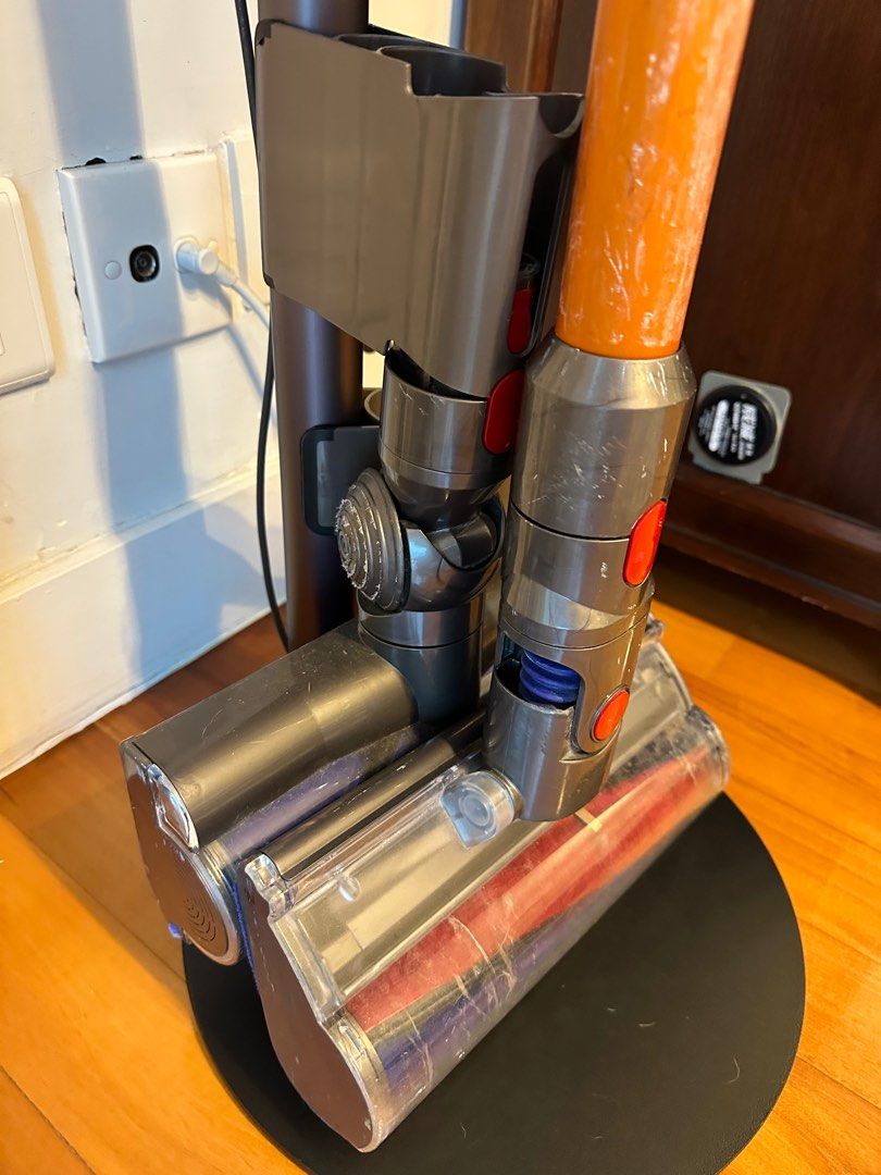 Dyson V8 with many scratches on the surface, 家庭電器, 吸塵機 ＆ 家居清潔電器 Carousell
