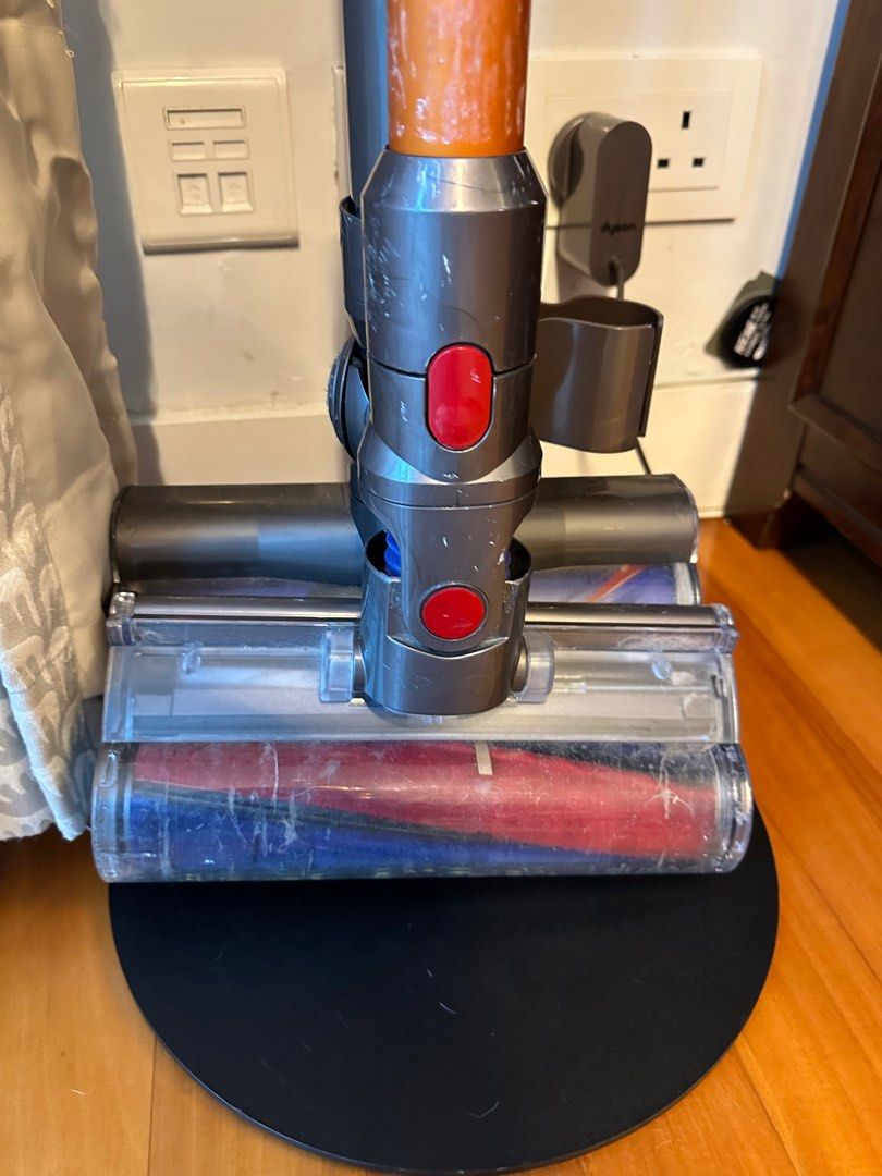 Dyson V8 with many scratches on the surface, 家庭電器, 吸塵機 ＆ 家居清潔電器 Carousell