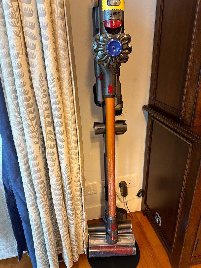 Dyson V8 with many scratches on the surface, 家庭電器, 吸塵機 ＆ 家居清潔電器 Carousell