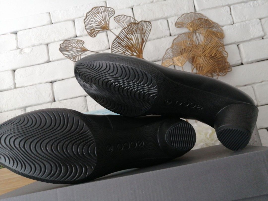 Ecco sculptured store 45 plain pump