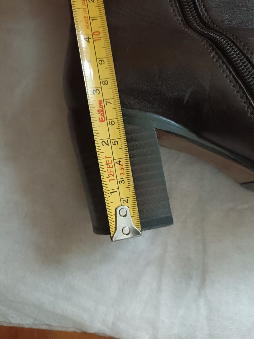 Leather Boots （分類：靴）位於 Hong Kong。 由 puretree.001 提交（商品編號 1231807708，圖片 5）。簡介： 國外買的，買時過千，穿過幾次，內外都是真皮很新淨，顏色類似深咖。
