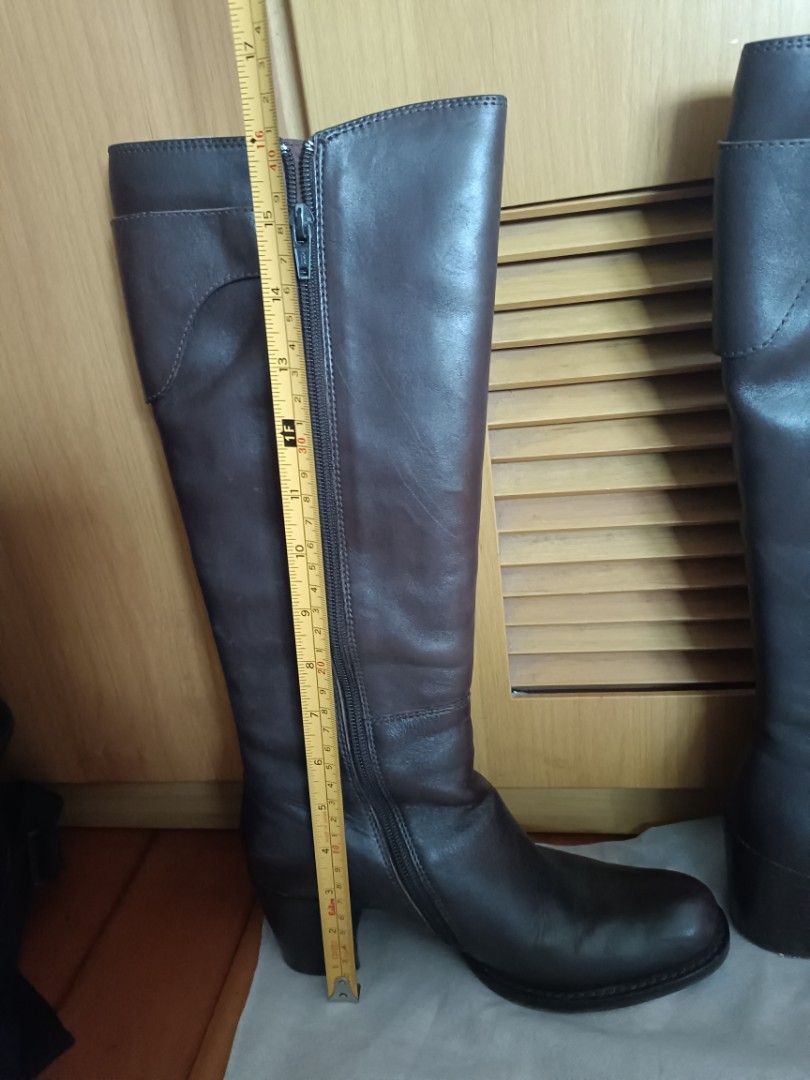 Leather Boots （分類：靴）位於 Hong Kong。 由 puretree.001 提交（商品編號 1231807708，圖片 3）。簡介： 國外買的，買時過千，穿過幾次，內外都是真皮很新淨，顏色類似深咖。