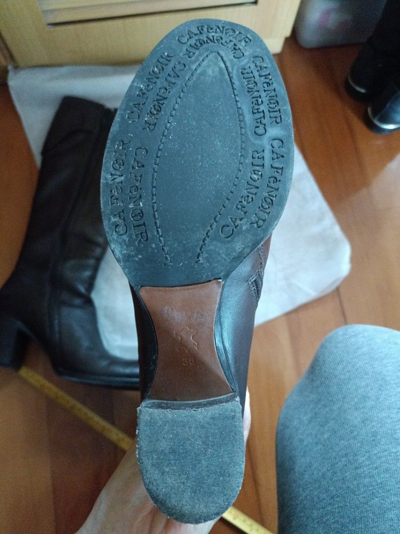 Leather Boots （分類：靴）位於 Hong Kong。 由 puretree.001 提交（商品編號 1231807708，圖片 7）。簡介： 國外買的，買時過千，穿過幾次，內外都是真皮很新淨，顏色類似深咖。