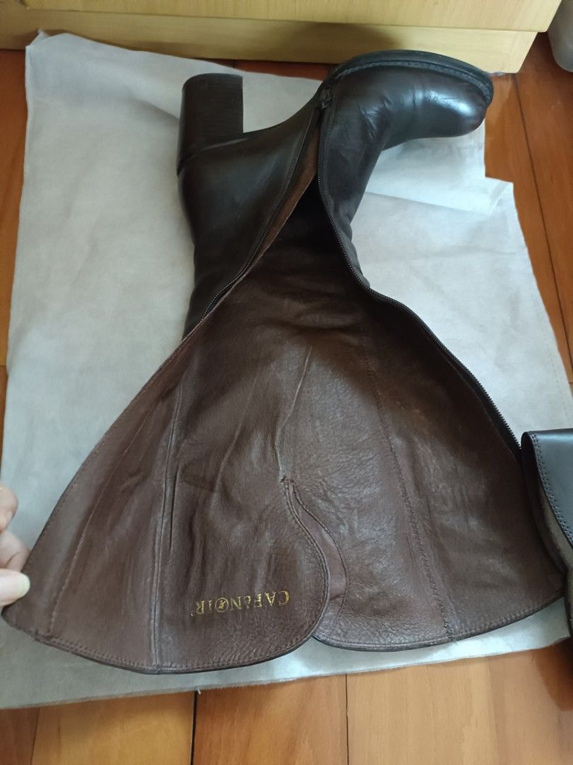 Leather Boots （分類：靴）位於 Hong Kong。 由 puretree.001 提交（商品編號 1231807708，圖片 6）。簡介： 國外買的，買時過千，穿過幾次，內外都是真皮很新淨，顏色類似深咖。