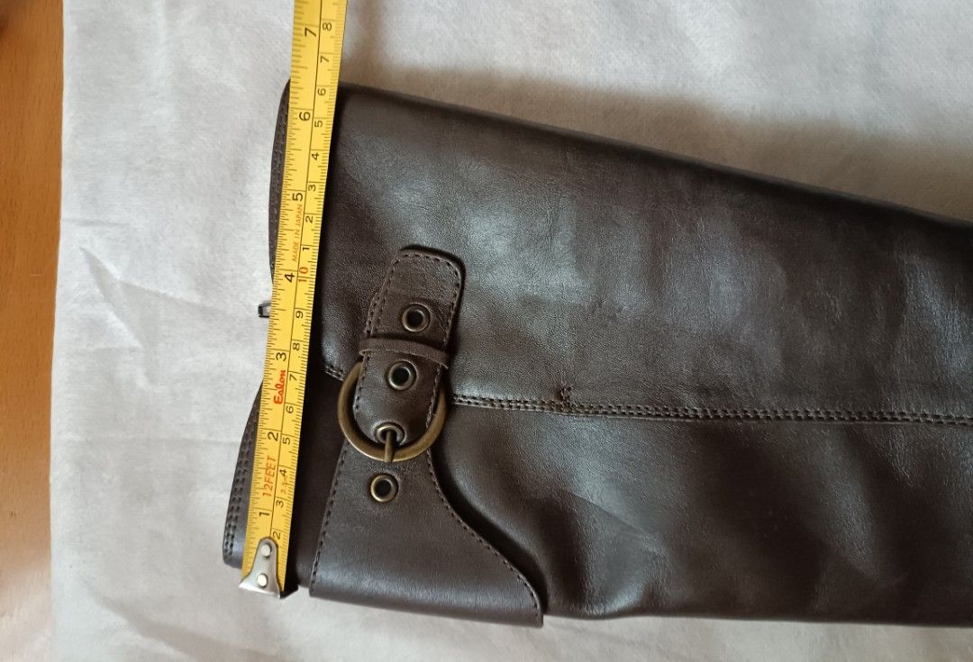 Leather Boots （分類：靴）位於 Hong Kong。 由 puretree.001 提交（商品編號 1231807708，圖片 4）。簡介： 國外買的，買時過千，穿過幾次，內外都是真皮很新淨，顏色類似深咖。