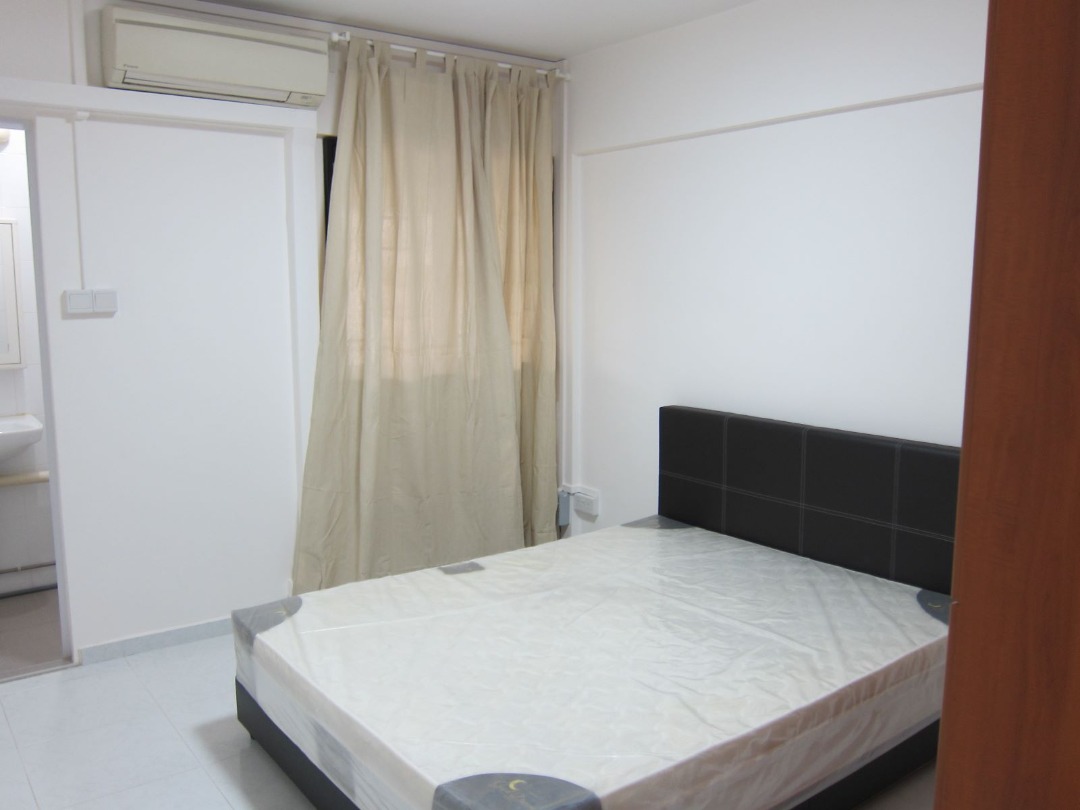 Master Room Blk 585 Ang Mo Kio1600 (Nego), Property, Rentals, Room