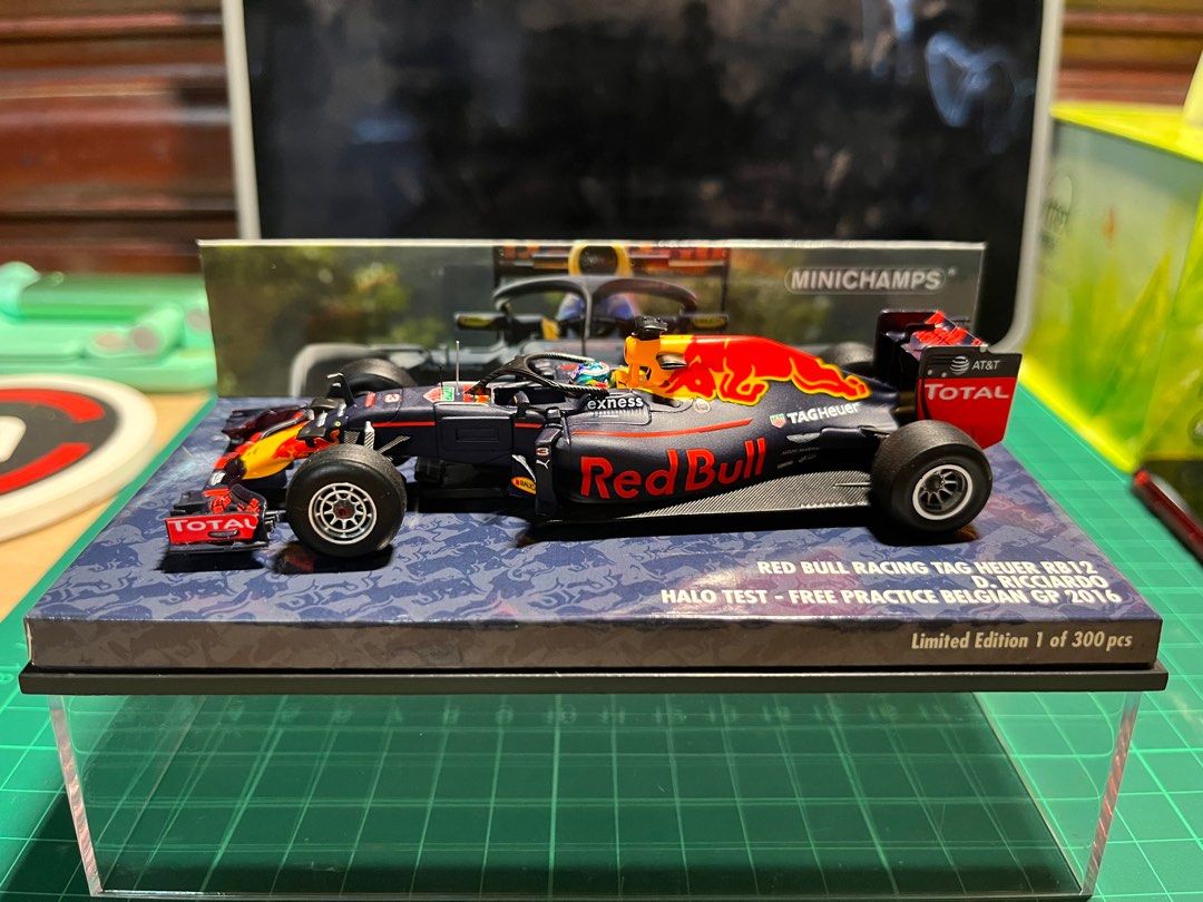 Minichamps F1 Red Bull Racing TAG Heuer RB12 D. Ricciardo Halo