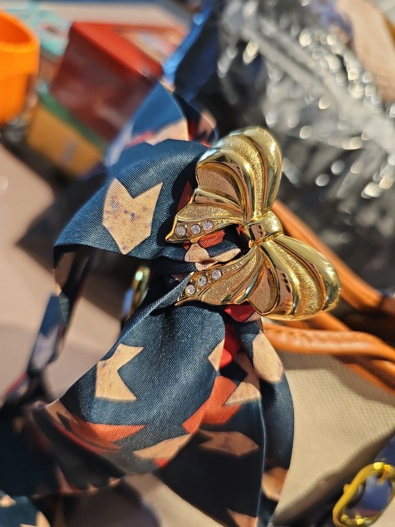 Scarf and new arrivals brooch set