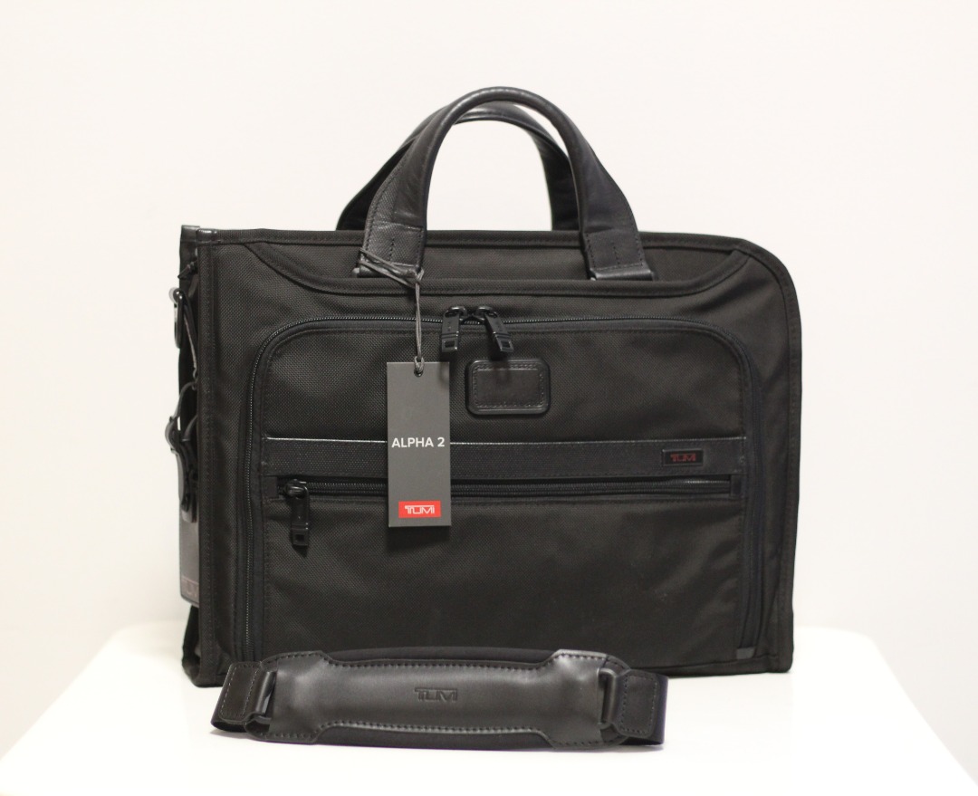 New Tumi 26110D2 Alpha 2 Black Slim Deluxe Portfolio / 17" laptop bag