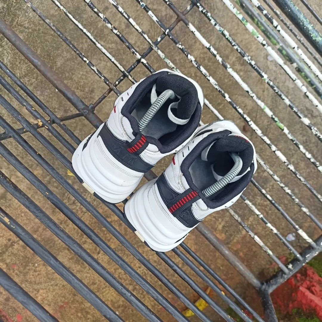 nike air monarch black and white