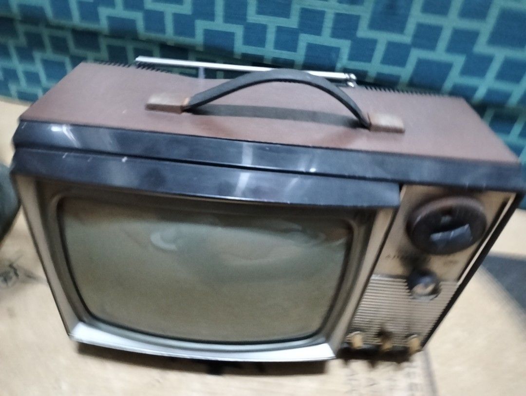 Old coins (Category: Vintage Collectibles) located in Pateros City. Submitted by origsalvador (Listing ID 1231824526, Image 3). Description: selling old ELECTRIC FAN ALMOST 8 KILO HALOS GAWA SA METAL SYA ..VINTAGE TV..110 D SURE KUNG PAREHAS BUO SILA ..MAGANDANG COLECTION OR DISPLAY..PM LANG PO SALAMAT.