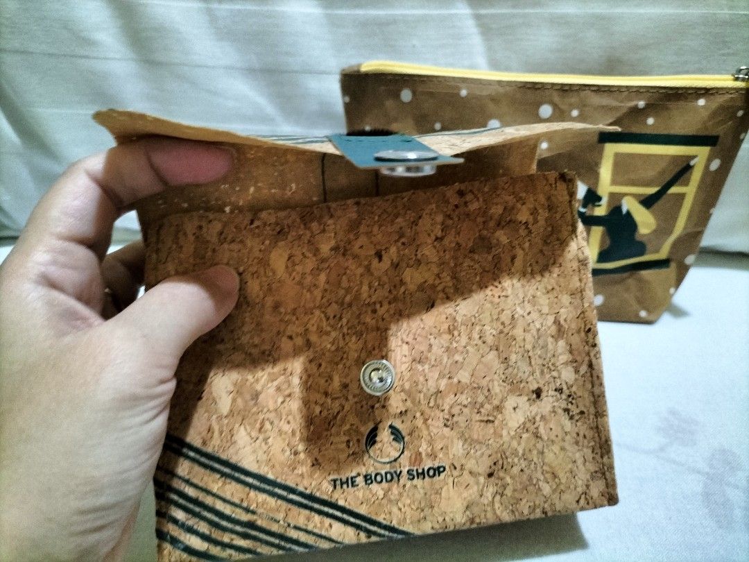 THE BODY SHOP SHAVING BRUSH with pouch, Beauty & Personal Care, Men's