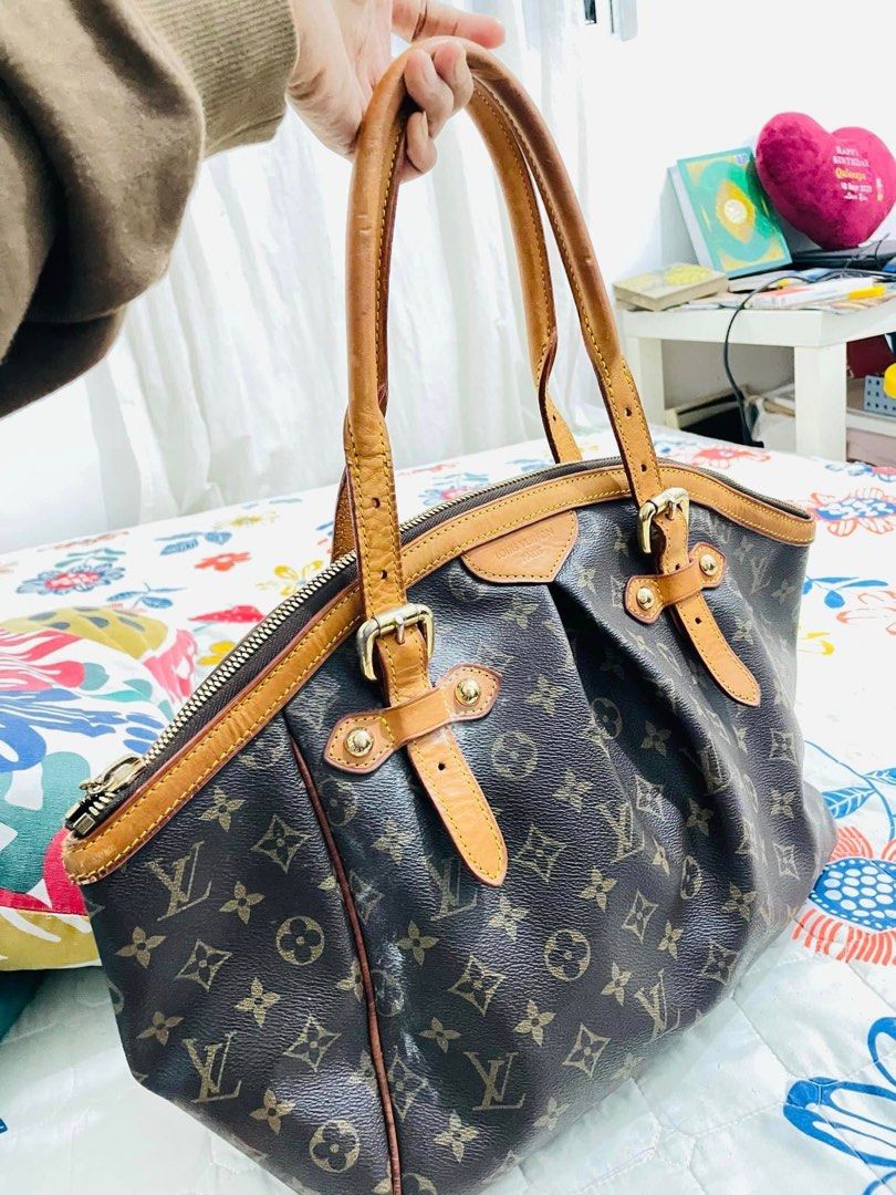 Lv karipap 35, Women's Fashion, Bags & Wallets, Purses & Pouches on  Carousell