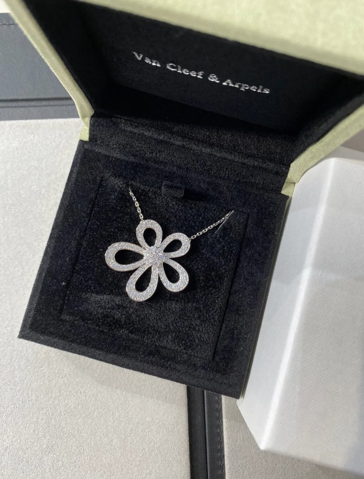 Vca flower necklace Clearance