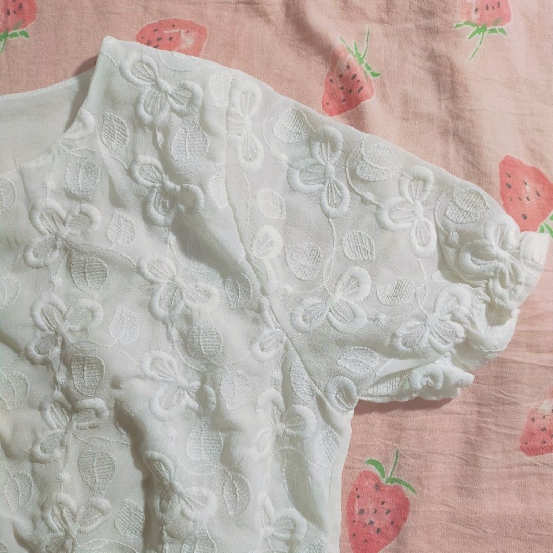 White Top embroidered (Category: Blouses) located in Taytay. Submitted by itscolsie (Listing ID 1231952493, Image 2). Description: I bought it sa IG at 250 pesos kaso di ko nagamit kasi masikip sa akin. buy niyo na po pwede sh*pee checkout.