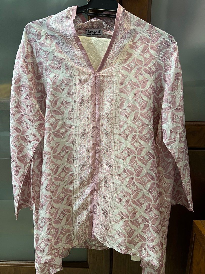 Batik set (Category: Baju Kurung & sets) located in Kuala Terengganu. Submitted by ezzarr (Listing ID 1232122147, Image 1). Description: Batik top with self-tie pareo. New item RM50 for 4days Deposit RM100 will be refunded upon return in good conditions Note: I live in Kuala Terengganu most of the days and usually in Kuala Lumpur during the weekends. Please check my traveling schedule for self pickups, otherwise postage charges applicable.