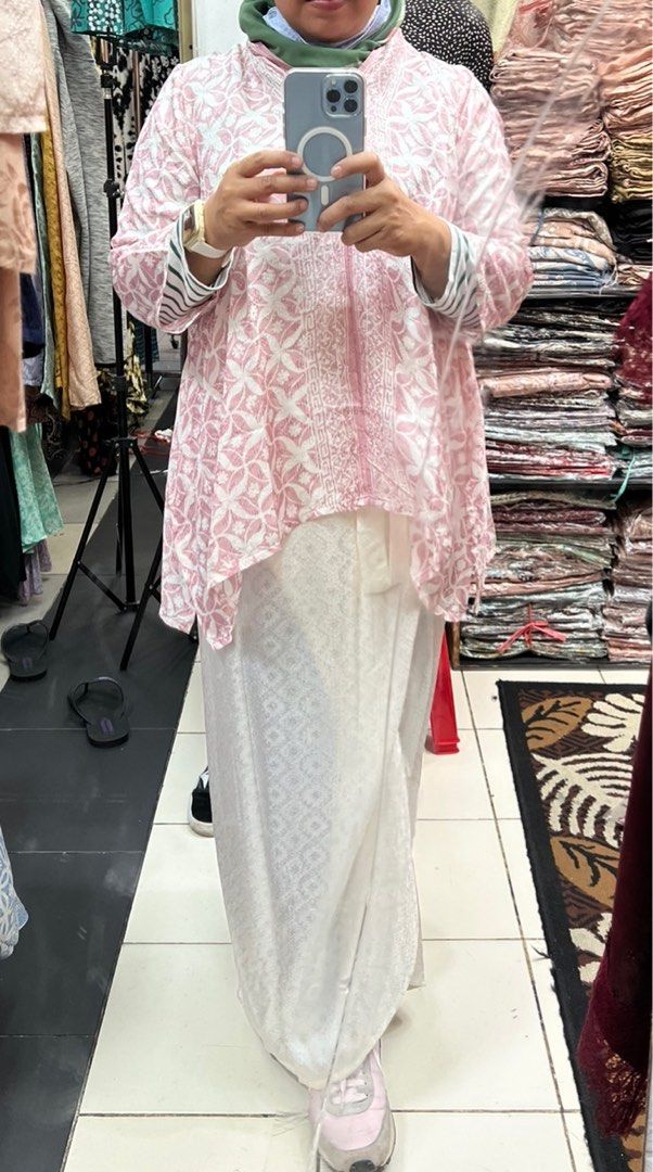 Batik set (Category: Baju Kurung & sets) located in Kuala Terengganu. Submitted by ezzarr (Listing ID 1232122147, Image 2). Description: Batik top with self-tie pareo. New item RM50 for 4days Deposit RM100 will be refunded upon return in good conditions Note: I live in Kuala Terengganu most of the days and usually in Kuala Lumpur during the weekends. Please check my traveling schedule for self pickups, otherwise postage charges applicable.