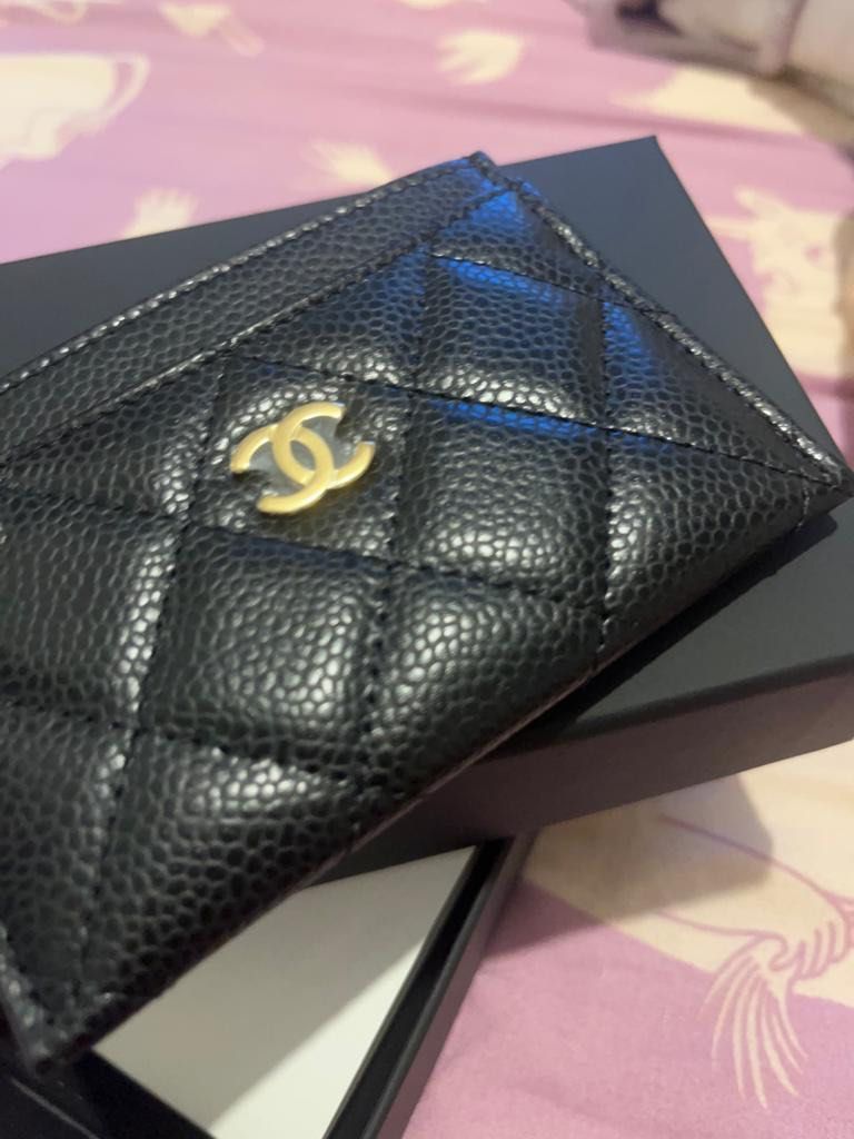 Chanel Classic card holder 魚子醬皮金扣 （分類：手袋及銀包）位於 Hong Kong。 由 vglaw 提交（商品編號 1232094613，圖片 3）。簡介： 100% Real and New 購自英國，full set ， 有正單。