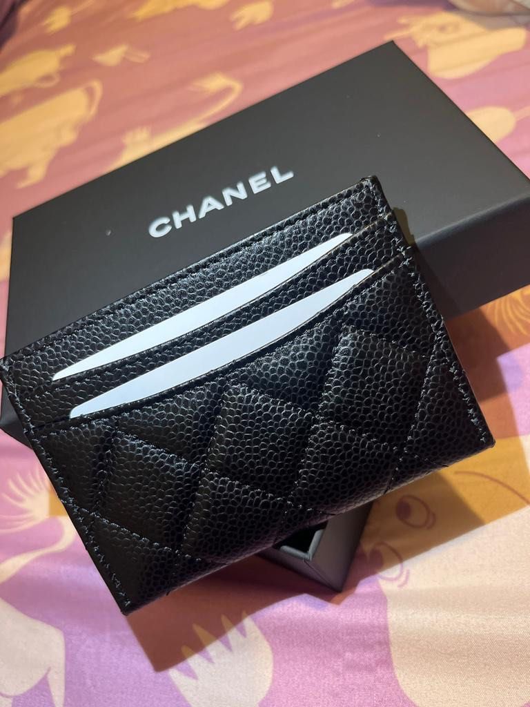Chanel Classic card holder 魚子醬皮金扣 （分類：手袋及銀包）位於 Hong Kong。 由 vglaw 提交（商品編號 1232094613，圖片 2）。簡介： 100% Real and New 購自英國，full set ， 有正單。