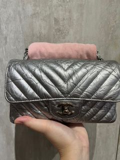 (Category: ) located in . Submitted by blingandbags (Listing ID 1232072071, Image 1). Description: .