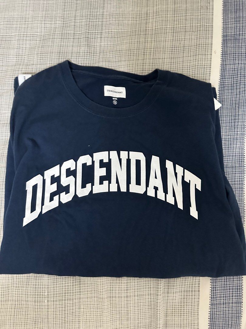 Descendant logo navy tee, 男裝, 運動服裝- Carousell
