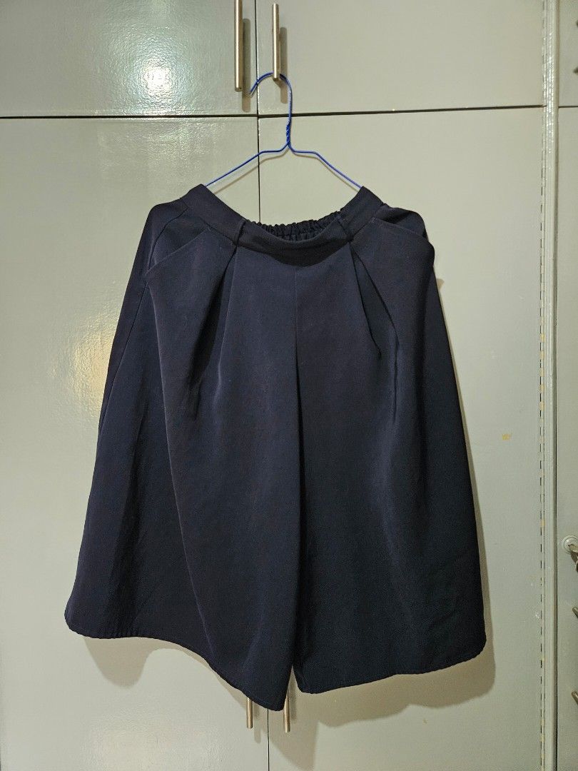 GU SQUARE PANTS SIZE SMALL | L26 W24-28 (Category: Other Bottoms) located in San Carlos. Submitted by chsoki (Listing ID 1232023605, Image 1). Description: Gu dark blue square pants small on tag length is 26 inches.