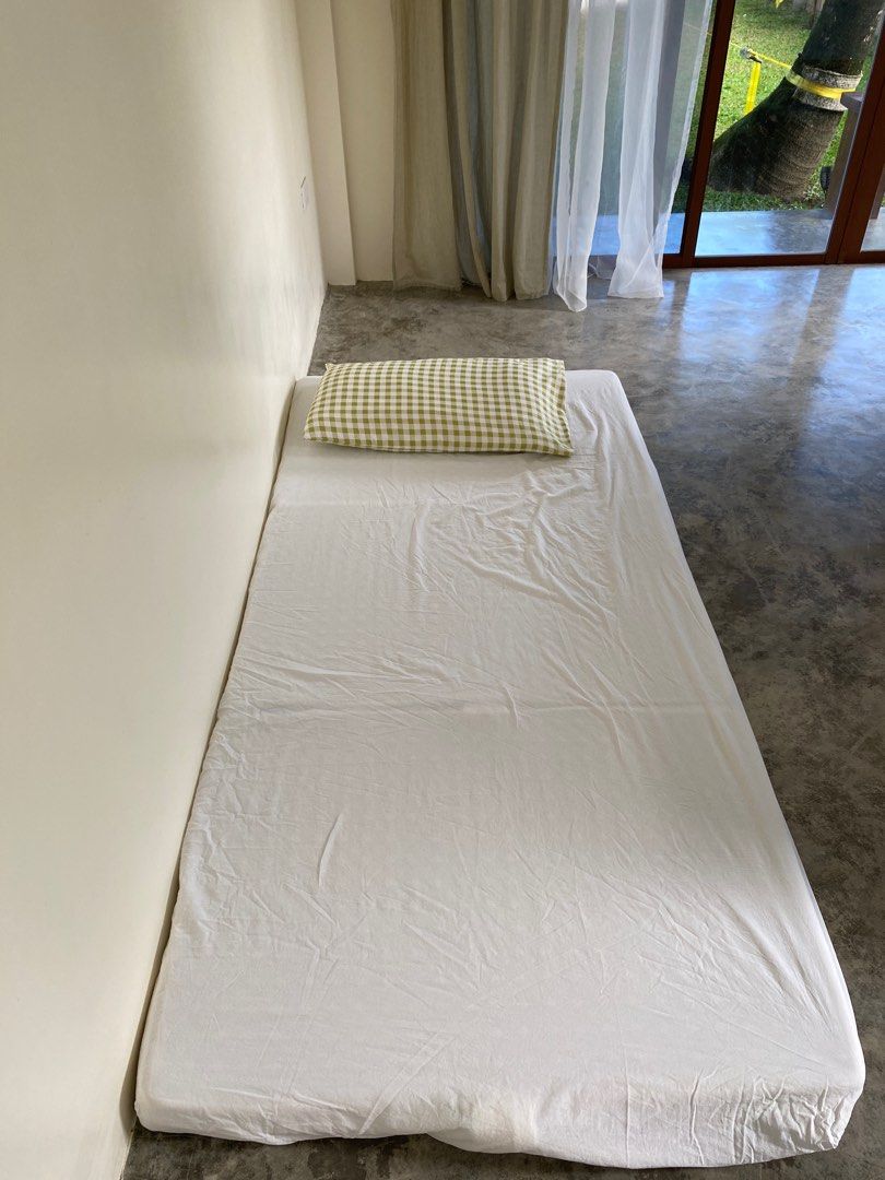 Kavana Beach House Dipaculao (Category: Vacation Rentals) located in Paranaque City. Submitted by loopystrunk (Listing ID 1231963170, Image 2). Description: Choices Between a Queen bedroom or Twin Bedroom, that can accommodate 3 pax comfortably, it has split type air condition, water heater, large bathroom, with parking, free use of common space, kitchen, bbq, garden, lounging area. 300m away from the beach..