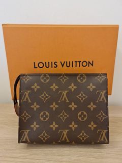 Louis vuitton toiletry pouch 15 vs 19 // what fits inside