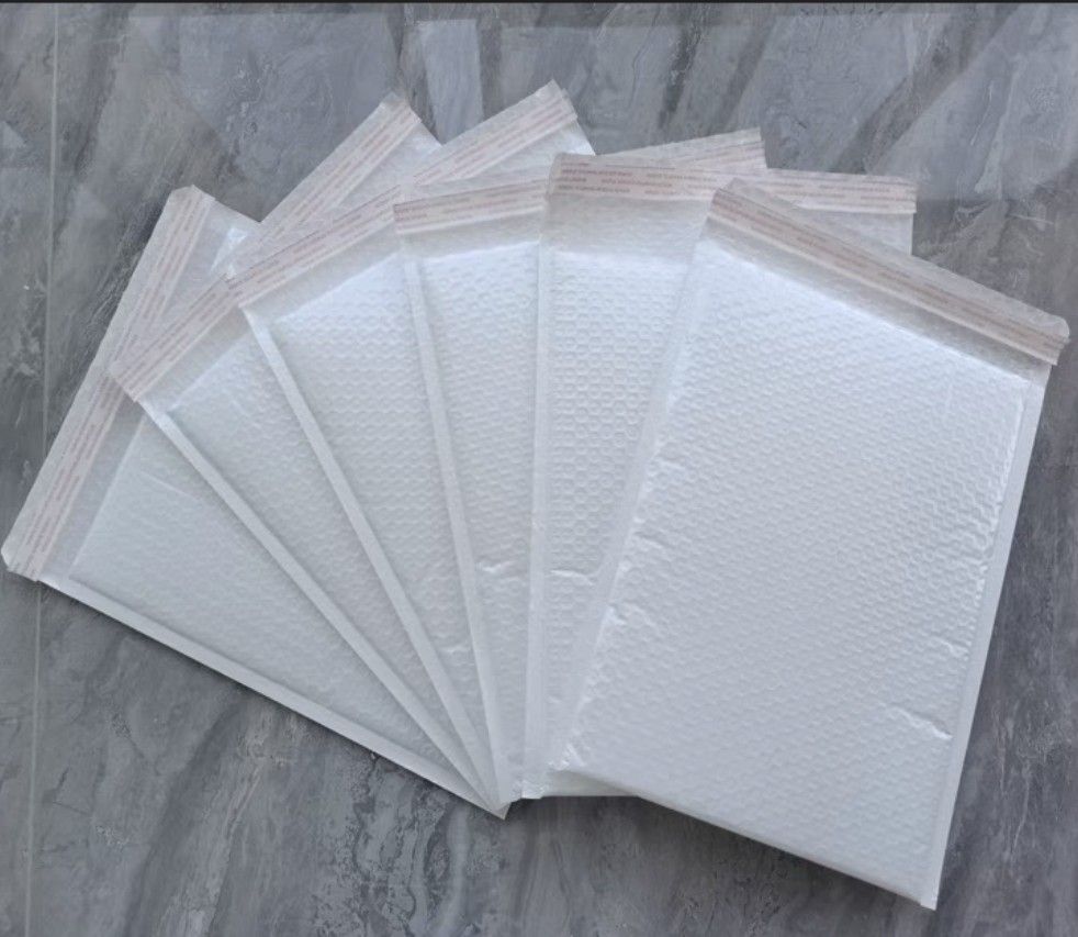 New Bubble Polymailer (Category: Other Stationery & Craft) located in Singapore. Submitted by siewhar8 (Listing ID 1232024521, Image 1). Description: Brand New Bubble Polymailer- 18cm x20 +4cm. 11 to 20 pcs - 30 cents per pc. 21 and above- 25 cents per pc 100 and above 20 cents *Mail and courier delivery option also available.