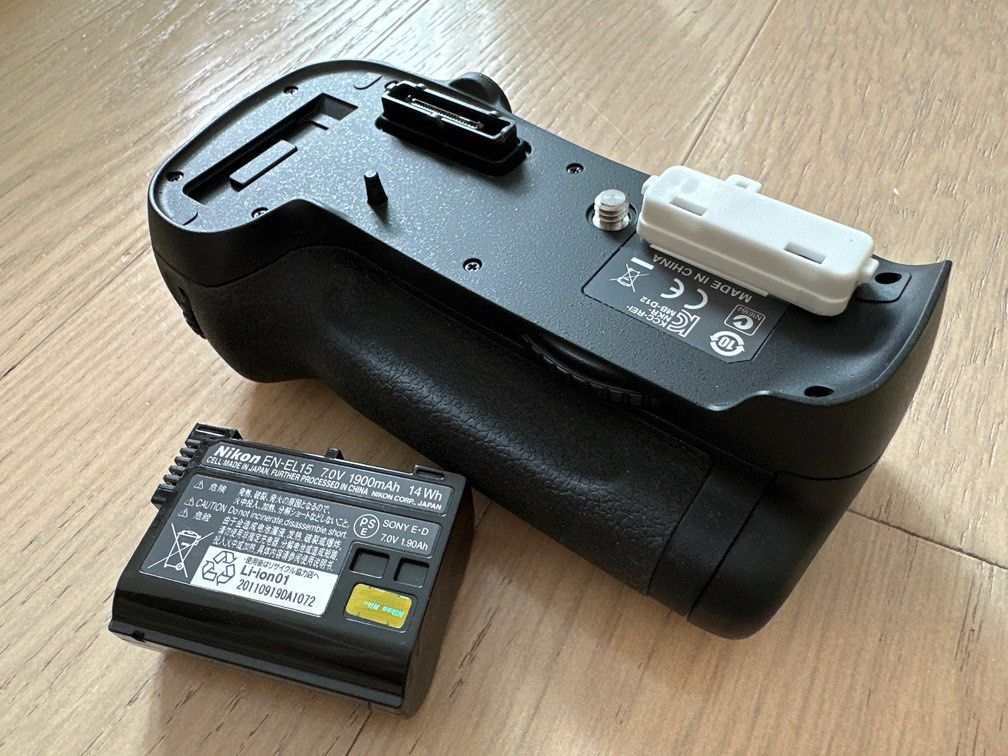 Nikon 原廠MB-D12 連EN-EL15 電池, 攝影器材, 攝影配件, 其他攝影配件