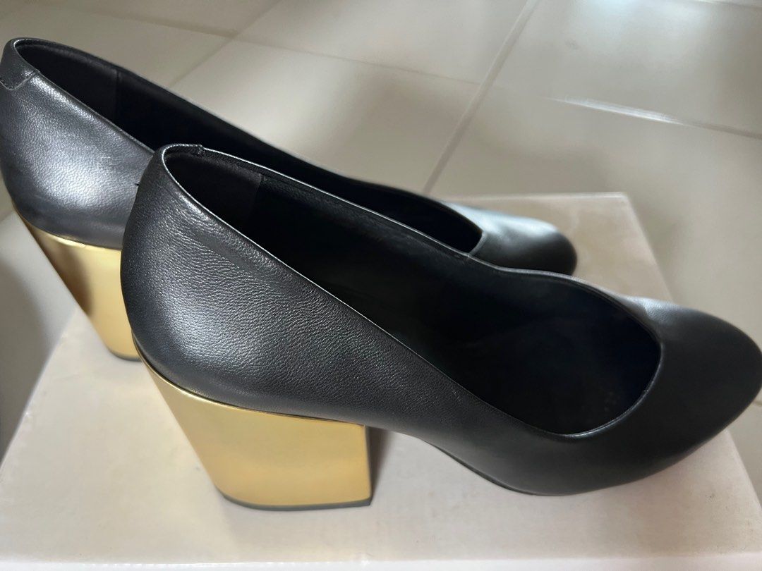 Obermain Basic Black Heels (Category: Heels) located in Singapore. Submitted by mimimi_55 (Listing ID 1232007277, Image 1). Description: .