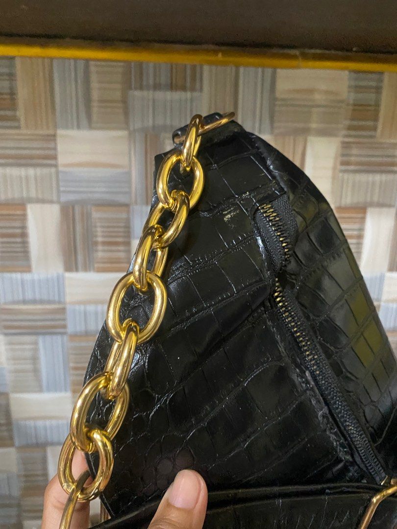 Preloved Body Bag / Belt Bag (Category: Cross-body Bags) located in Caloocan City. Submitted by taj24 (Listing ID 1232097355, Image 3). Description: ❣️FOR SALE❣️ Preloved Belt Bag / Chest Bag • Lightly used • In good condition • Crocs / snake skin with gold accent ー With surprise freebie for every purchase ー Shipping fee at buyer’s expense COURIER: J&T, Gogoexpress, Lalamove MOP: BDO/Paypal/Gcash/Paymaya.