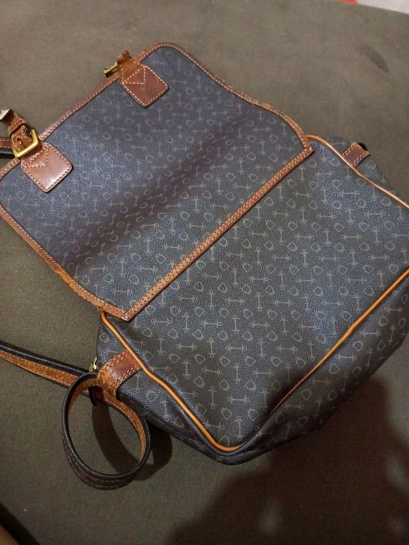 Preloved why bag shoulder bag (Category: Shoulder Bags) located in Carmona. Submitted by janine14 (Listing ID 1232129480, Image 2). Description: Original Why Bag Authentic leather classic style preloved one of may fave bag but not using it anymore. Nakatambak nalang. Medium size madaming kakasyang gamit. For everyday use. sobrang convenient gamitin. you can check sa google regarding the brand (why brand bag) *mas darker pagka brown nya in person.