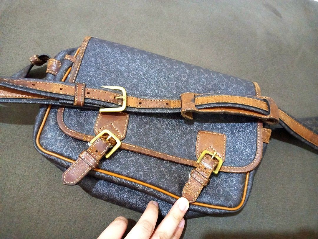 Preloved why bag shoulder bag (Category: Shoulder Bags) located in Carmona. Submitted by janine14 (Listing ID 1232129480, Image 3). Description: Original Why Bag Authentic leather classic style preloved one of may fave bag but not using it anymore. Nakatambak nalang. Medium size madaming kakasyang gamit. For everyday use. sobrang convenient gamitin. you can check sa google regarding the brand (why brand bag) *mas darker pagka brown nya in person.