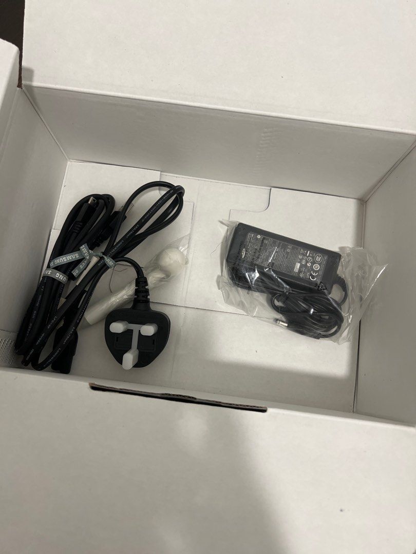 Samsung Digital Photo Frame SPF71E, Furniture & Home Living, Home