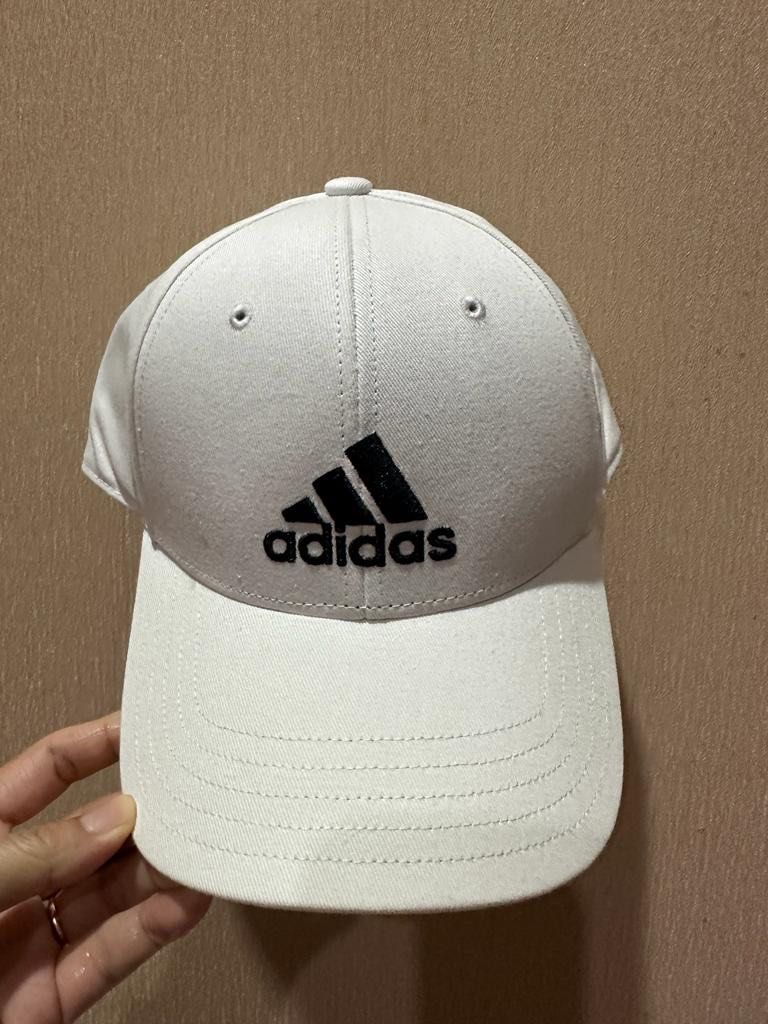 Foto topi adidas deals warna putih