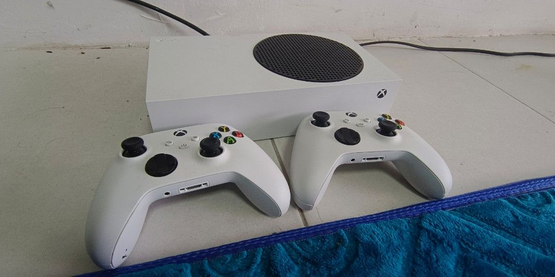 Xbox Series S with 2 controller, Video Gaming, Video Game Consoles