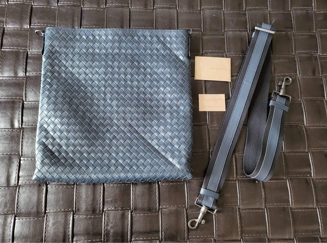 Bottega Veneta Messenger Bag (Category: Luxury Bags & Wallets) located in Quezon City. Submitted by steph_hgo (Listing ID 1232167451, Image 1). Description: Used a few times only Not abused Bottega Veneta Messenger Bag With zipper Minor signs of usage Medium size : 27cm x 2 cm x 28cm.