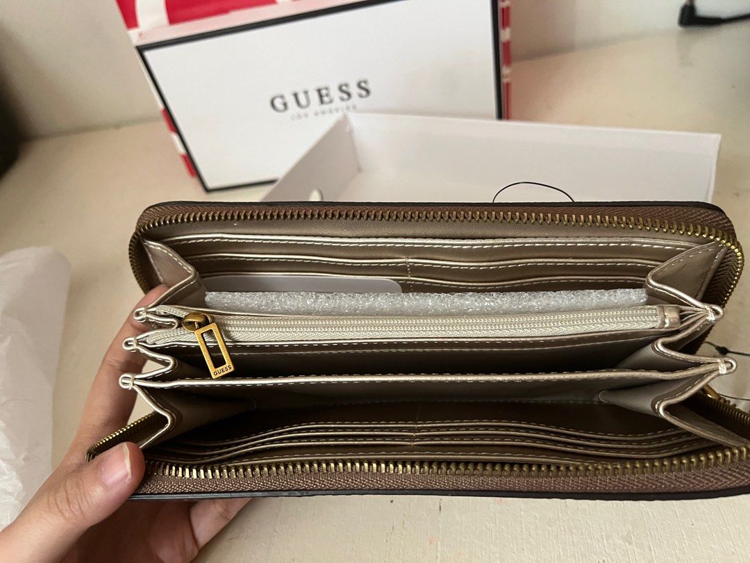 GUESS Brown Long Wallet (Category: Luxury Bags & Wallets) located in San Pedro. Submitted by cayerms (Listing ID 1232154773, Image 3). Description: Size : 8 in L x 4 in W x 1 in thk. Brand new Rfs : Regalo lang di nagagamit.
