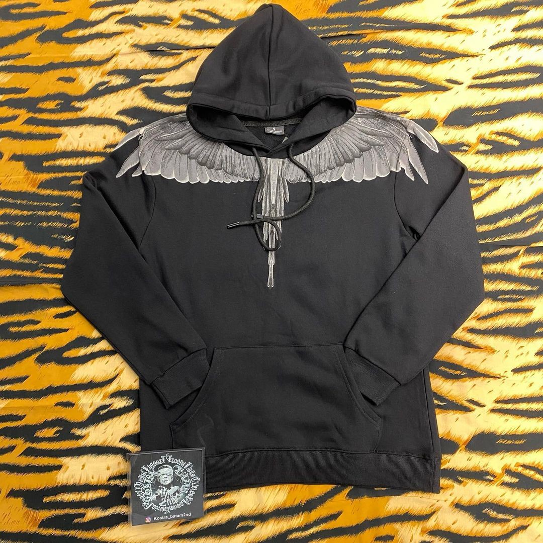 Hoodie marcelo burlon, Fesyen Pria, Pakaian , Baju Luaran di Carousell