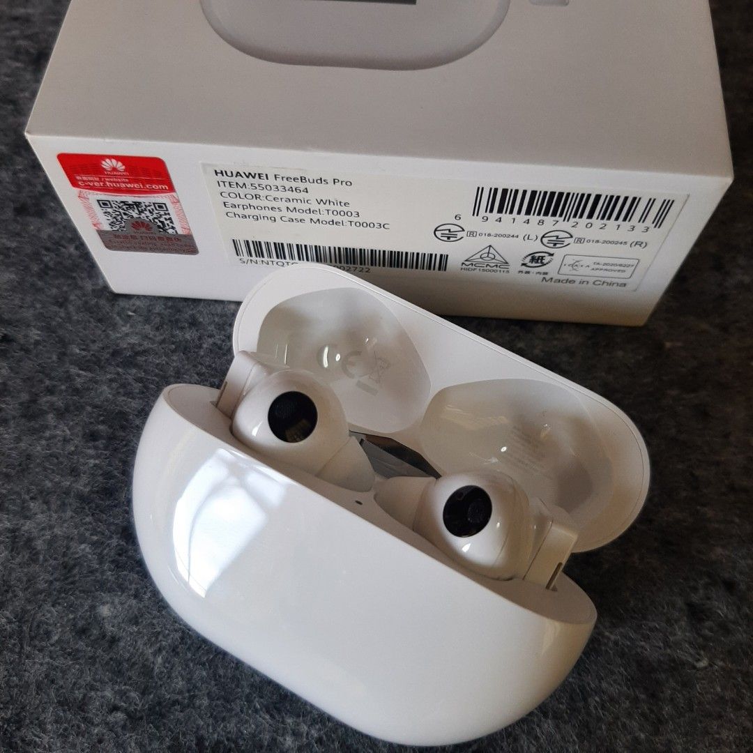Huawei Freebuds Pro (Category: Earphones) located in Antipolo. Submitted by beanclsy (Listing ID 1232154427, Image 3). Description: Bought from Huawei website (Late 2019) Original price: 7999php Good as new, madalang nagamit. With cases and extra ear buds. RFS: Need funds.