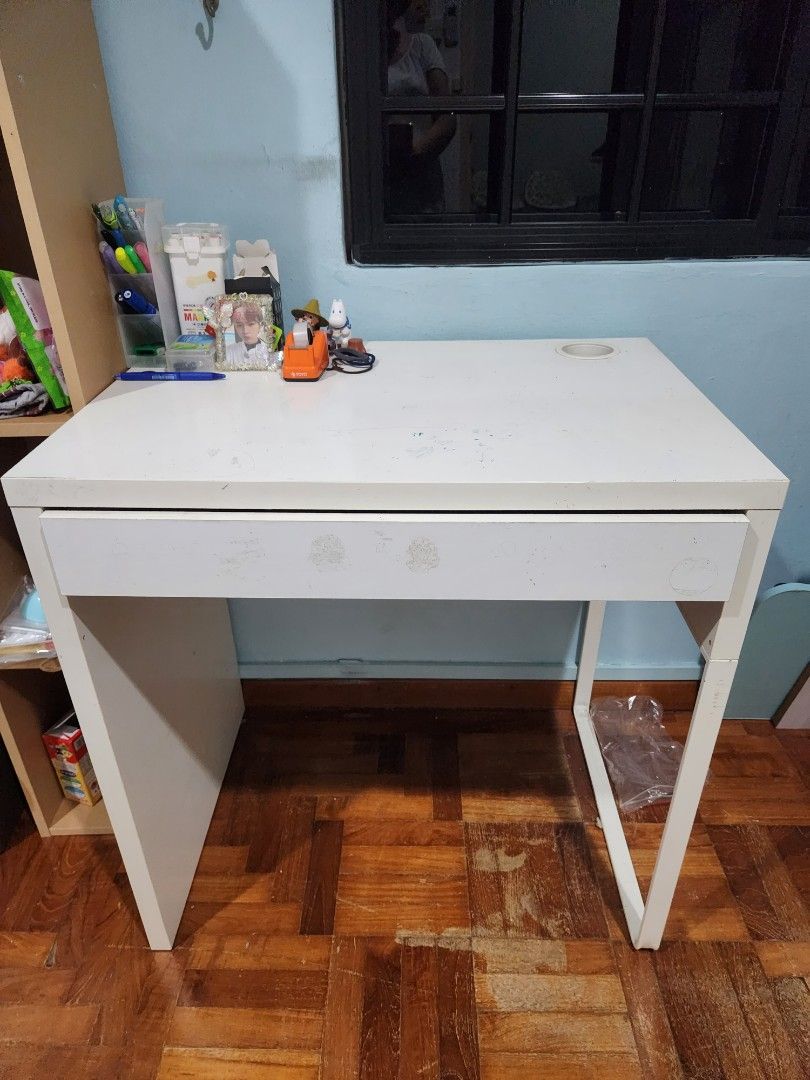 Moving outlet study table
